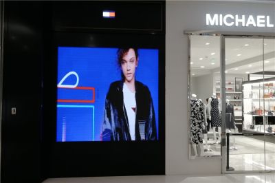 朝陽大悅城室內P2.5高清LED展示屏（安裝地點：北京朝陽大悅城michael kors服裝店）